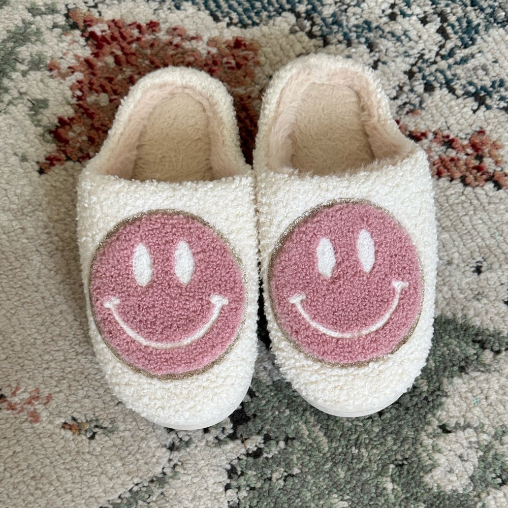 Cozy Women’s Smiley Face Plush Fuzzy Slippers Slip On Size Small 5/6